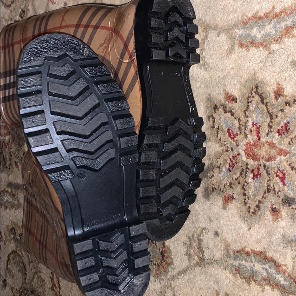 Burberry rain boots - Picture 2 of 3